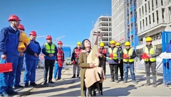 pg电子官方网站教师丁晔、刘皓心作为文艺志愿者参加雄安新区“花式慰问建设者”活动